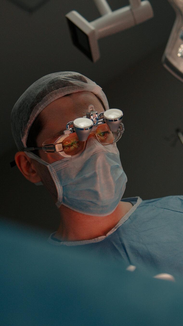 Surgeon wearing magnifying loupes in the operating room